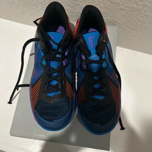 Nike boys size 4.5 Kylie Flytrap Basketball BALL shoes